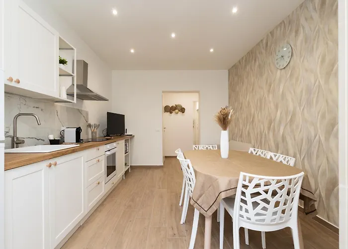 Ludo Holiday House - Charming Con Patio A Due Passi Dalla Cattedrale